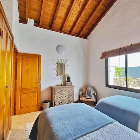 Вилла No 2. Stunning 4-bedroom With Large Pool Ла-Олива